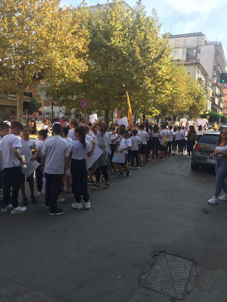 Per Difendere Il Territorio: Gli Alunni Scendono In Strada Con Slogan E Cartelloni