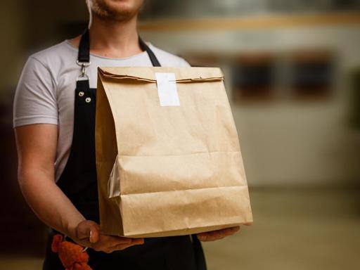 Covid-19, Riaperture ‘dimezzate’ In Campania: Consegne A Domicilio Per Pizzerie E Pasticcerie, Librerie E Cartolerie